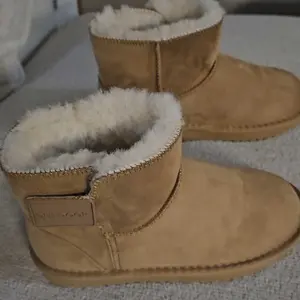 Balabala Kids Winter Snow Boots Warm Fleece-Lined Waterproof Easy On & Off Short Boots with Anti-Slip Sole & Triple-Layer Insulation