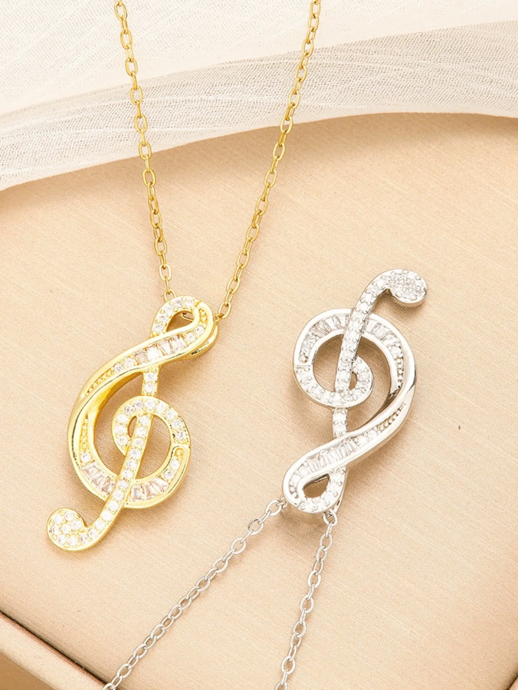 Musical Note Style Necklace for Women - Luxurious and Unique Summer Clavicle Chain Fashionable Jewelry Accessories