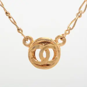 Pre-owned Chanel 1983 CC Medallion necklace