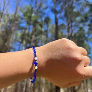 Blue evil eye Beaded Bracelet with White Beads and Gold Chain - Adjustable Fit for Women and Men - Perfect for Everyday Wear