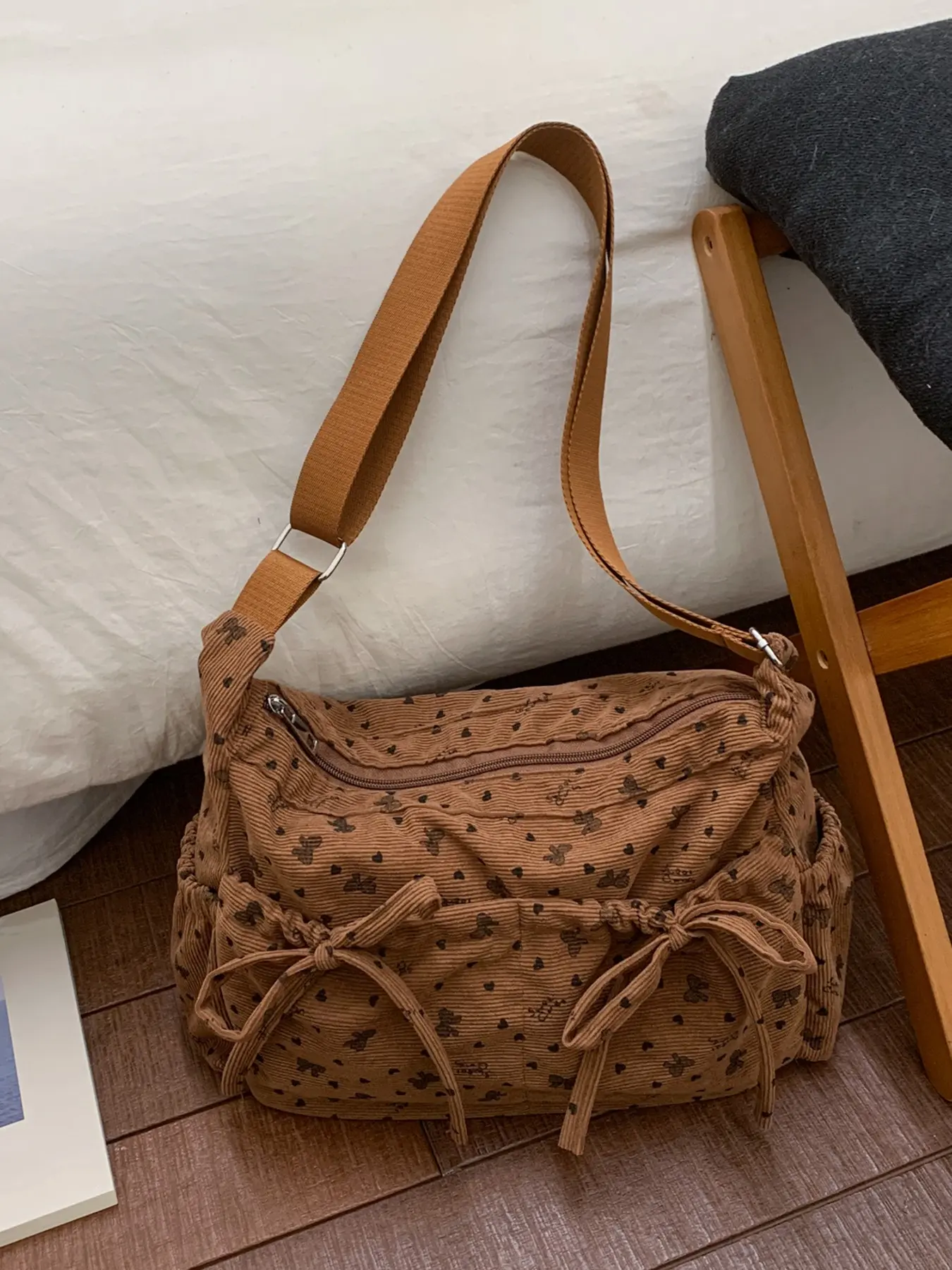 Casual versatile one-shoulder messenger bag, niche pleated drawstring design, adjustable shoulder strap, light daily commute, Adjustable Crossbody Purses, Casual Crossbody Bags