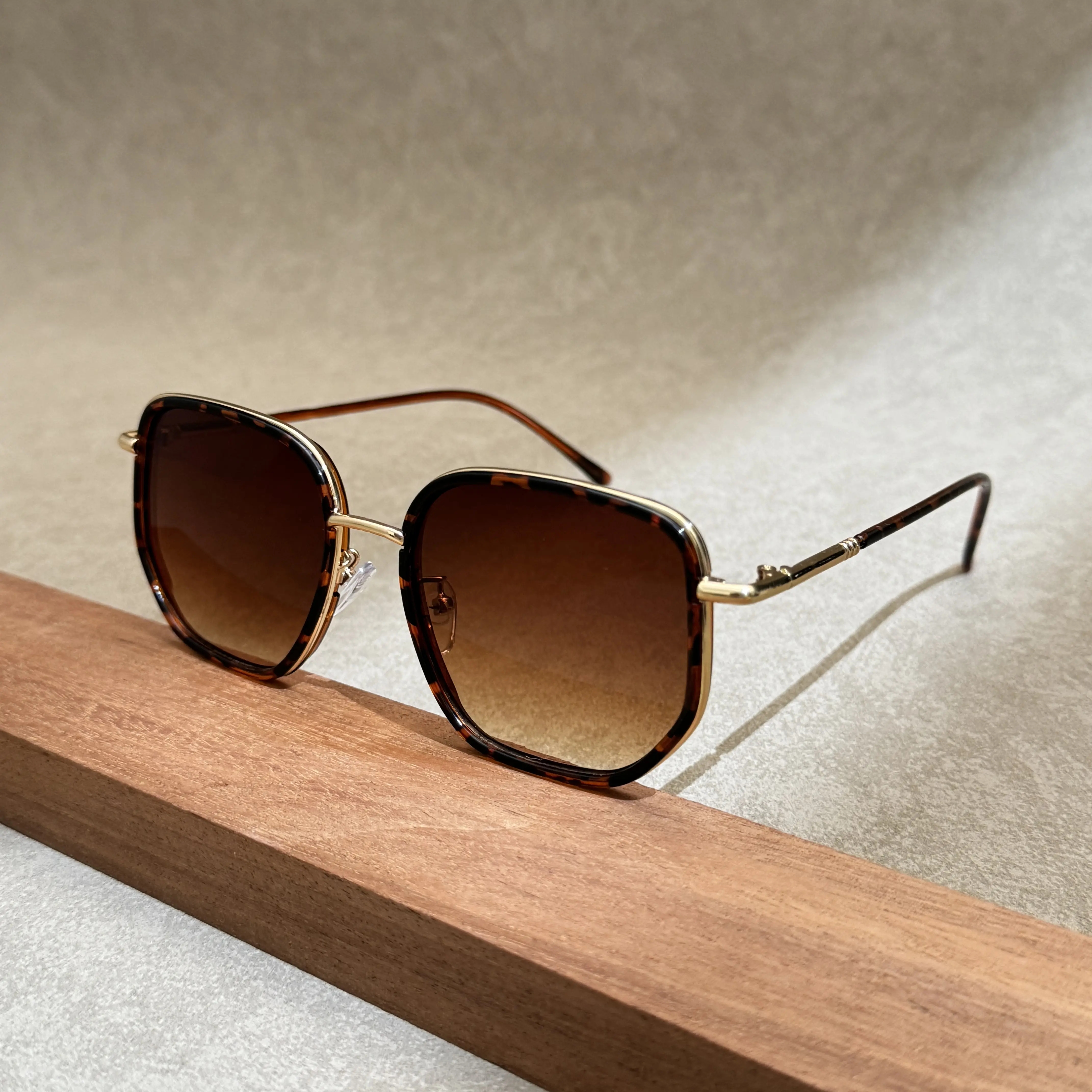 Women's Trendy Polygon Metal Frame Sunglasses with Tortoiseshell Accents, Universal Fit That Boosts Your Natural Elegance, All-Match Eyewear Adaptable for Any Setting from Streets to Resorts