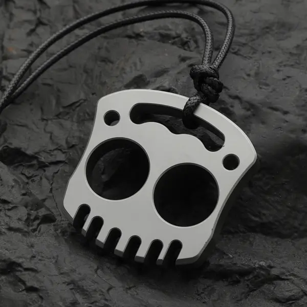 （Titanium Alloy）Cute Cartoon Skull Figurine – Mini Desk Ornament, Fun Home Decoration, Collectible Display