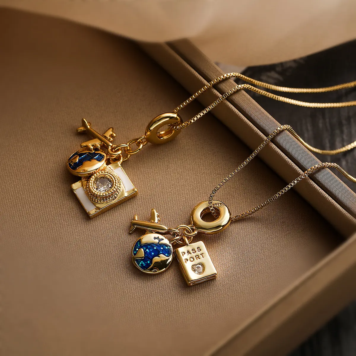 Simple heart-shaped necklace for women, fashionable and creative camera gift necklace