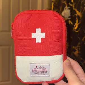 Multifunctional Travel First Aid Kit Emergency Supplies, Portable Medicine Bag for Outdoor Activities, Stores Band-Aids, Cotton Swabs, Coins, Cards