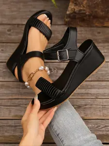 Women's fashion black platform peep-toe sandals, creating a casual trendy style. The thick platform design is comfortable and adds height, suitable for summer daily outings and summer holiday gatherings.