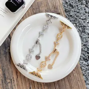 Women's Luxury 360-Degree Rotatable 4-Leaf Clover Metal Watch Band, Elegant Wrist Strap Compatible with Apple Watch iWatch 2/3/4/5/6/7/8/9/S10, Fashion Jewelry Accessory for Daily Wear