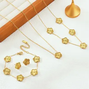 Golden five-leaf clover set
