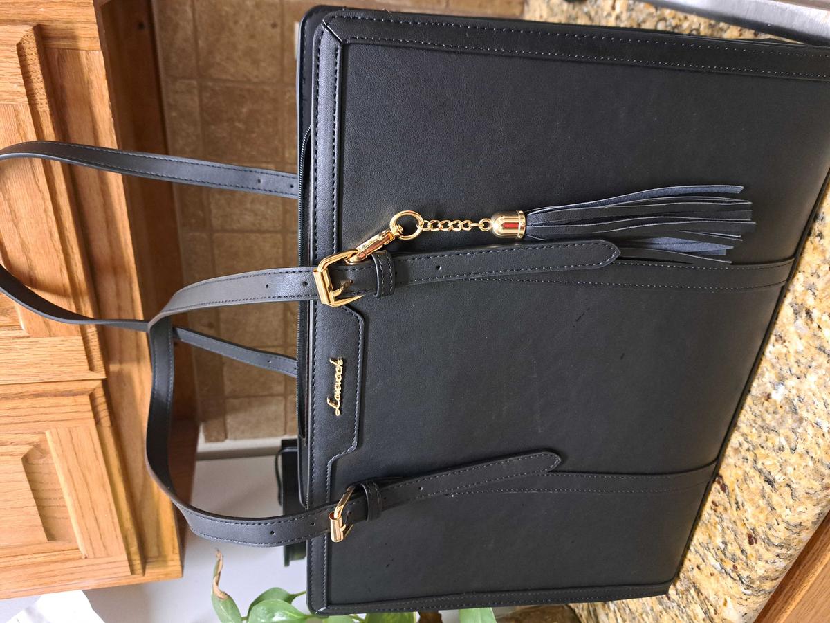 Item: Black(Leather), 15.6''