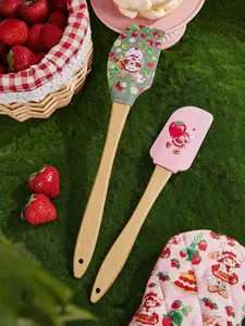 Silicone 2-Piece Cake Cream Scraper Set, Flexible Bakeware Baking Tools with Cartoon Character and Strawberry Prints, Essential Kitchenware for Shortcake Decorating