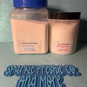 Laundry detergent with scent booster