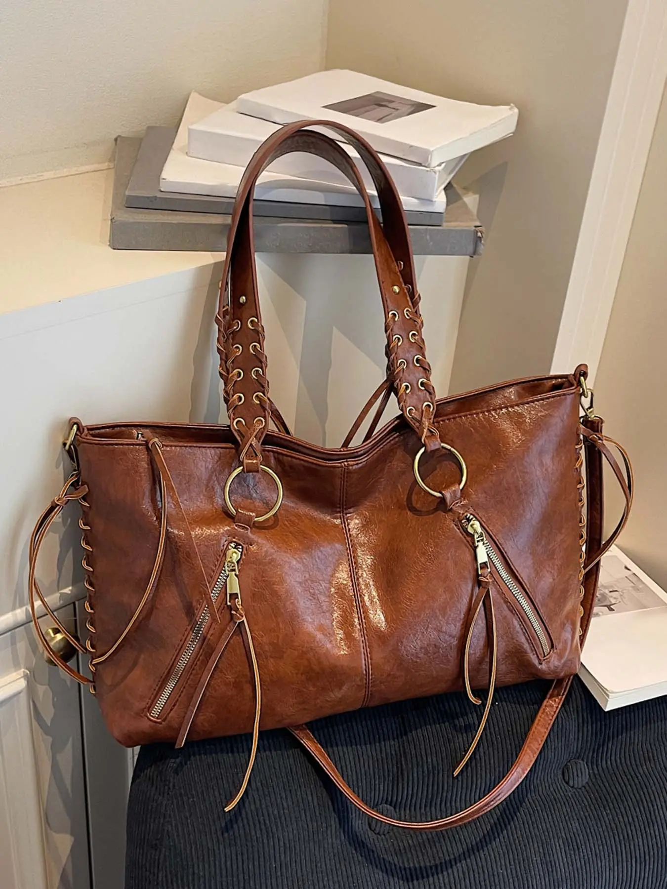 Simple fashionable motorcycle style shoulder handbag, retro rivet shoulder strap metal ring decorated crossbody bag, casual daily versatile shoulder bag, Adjustable Crossbody Shoulder, suitable for students, office workers, commuting, shopping, etc.