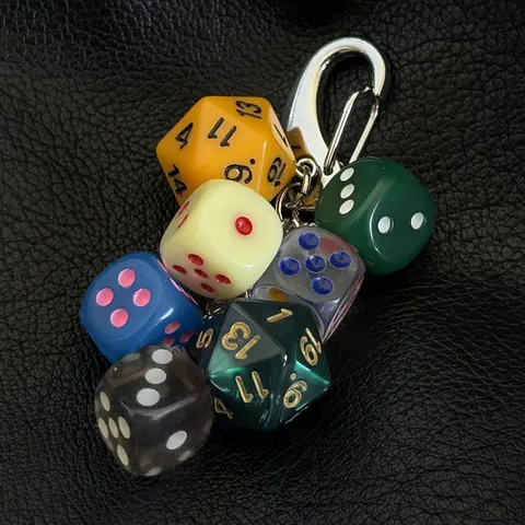 Handmade Retro Dice Keychain, Purse and Bag Keychain, 7-Dice Charm Pendant, Perfect Gift, Bag Accessory, Car Decor, Unique and Fun, Practical and Stylish, Keychain Charm, Keyrings