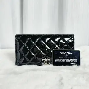 Pre-owned CHANEL Classic Quilted Patent Leather Bifold Wallet Black Silver CC |20939035 WWL