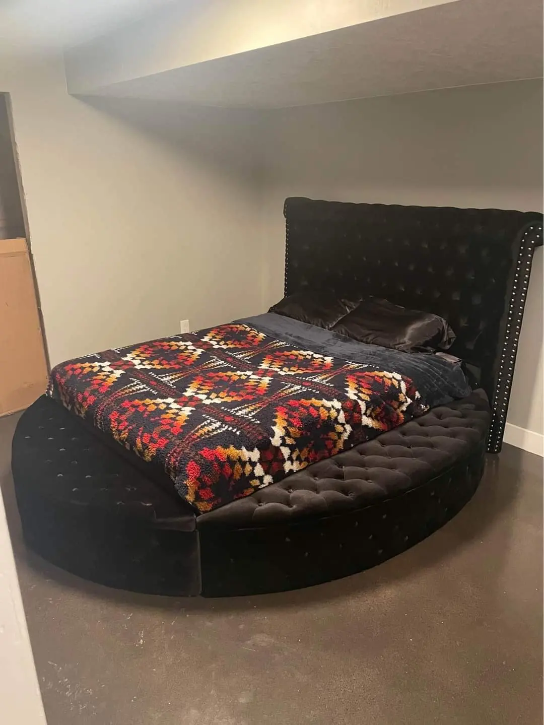 Queen Size Round Black Velvet Storage Bed Frame with Button