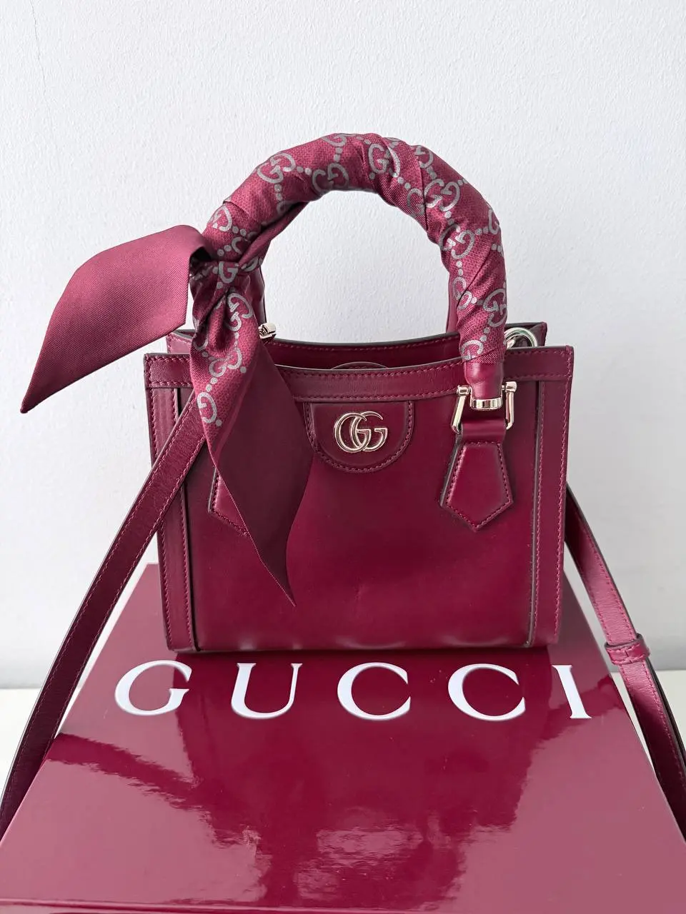 Pre-owned Leather Shoulder Bags Bolso de mano Gucci Marmont mini en cuero burdeos con asa envuelta en pañuelo