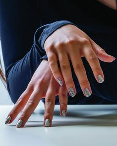 Gelish MINI Am I Making You Gelish? - Silver Glitter, Long-Lasting Soak-Off Gel, Vibrant Color, Chip-Resistant, High Shine, Professional Salon Quality, 9mL.