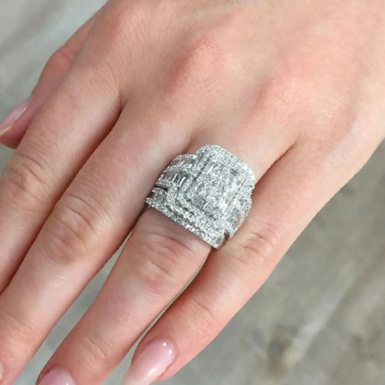 Set of 2 women's rings made of silver-plated stone with Cubic Zirconia, fashionable rings for women, perfect for everyday wear and as gifts for friends and family.