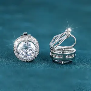 Painless ear clips, men's street hip-hop party dazzling jewelry, classic four-prong round zircon luxury earrings, simple and fashionable silver jewelry for women and men