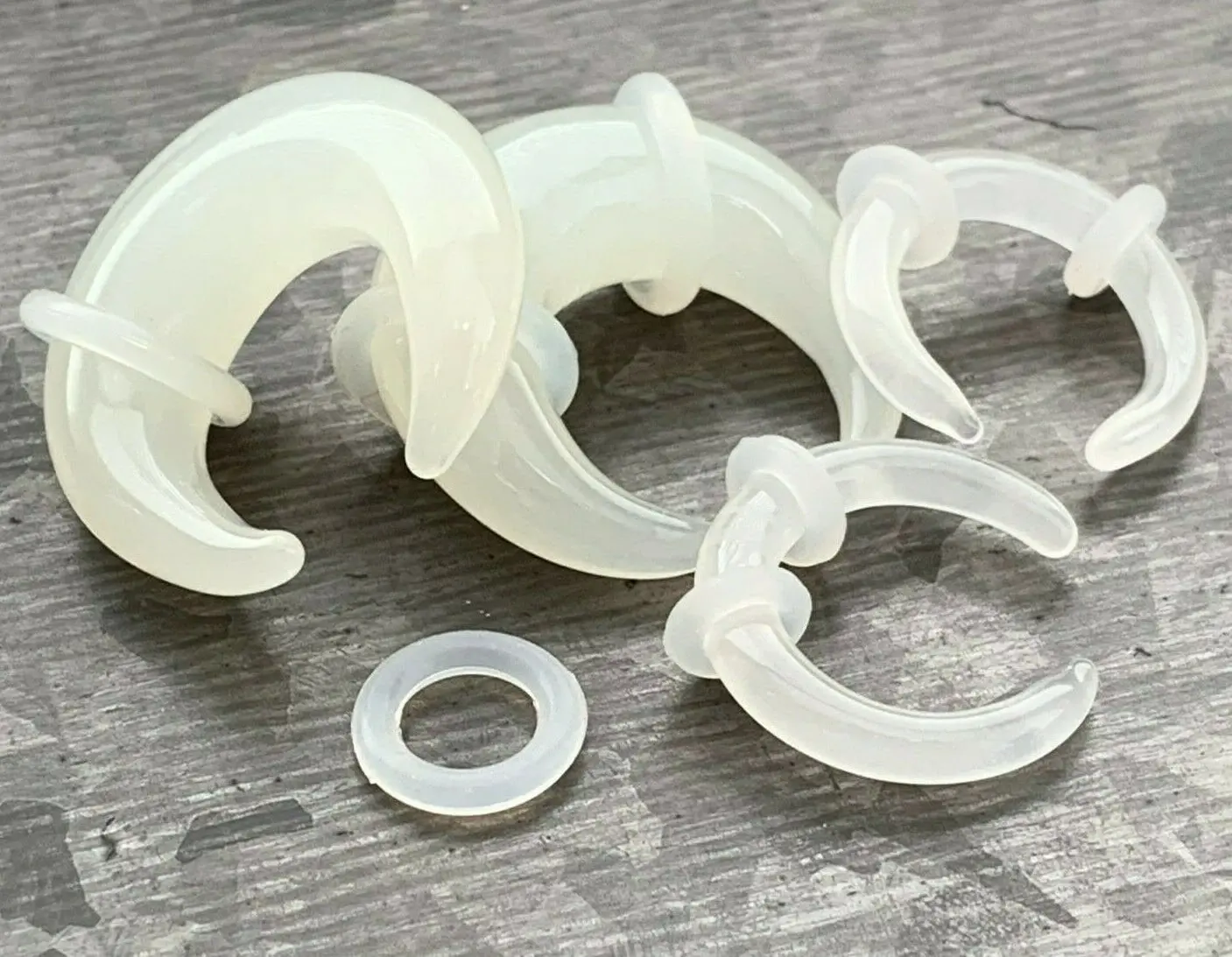 PAIR of Stunning White Glass Buffalo Style Tapers with O-Rings - Expanders - Gauges 8g (3mm) thru 0g (8mm)