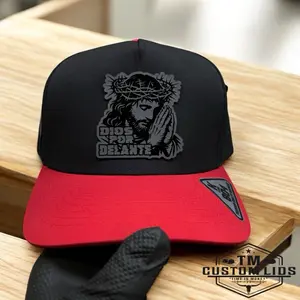 Black/Red Dios Por Delante Customizable Hats Figure Bold "Dios Por Delante" Graphic Casual Baseball Cap - Black Snapback, Red Bill, Comfortable Polyester Material, Adjustable Fit