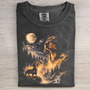 Comfort Colors Dachshund Howling to The Moon T-Shirt, Vintage 90s Aesthetic Weiner Dog Graphic Tee, Unisex Fit Design, Gift for Men and Women