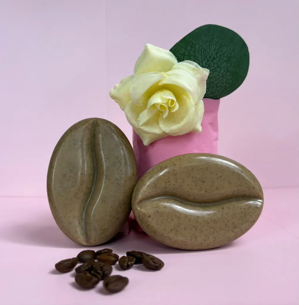 This Coffee, Turmeric, Jojoba, and Goat's Milk soap is an antioxidant and natural exfoliant that deeply cleanses pores, regulates excess sebum in oily skin, and minimizes the appearance of blemishes, leaving skin balanced.
