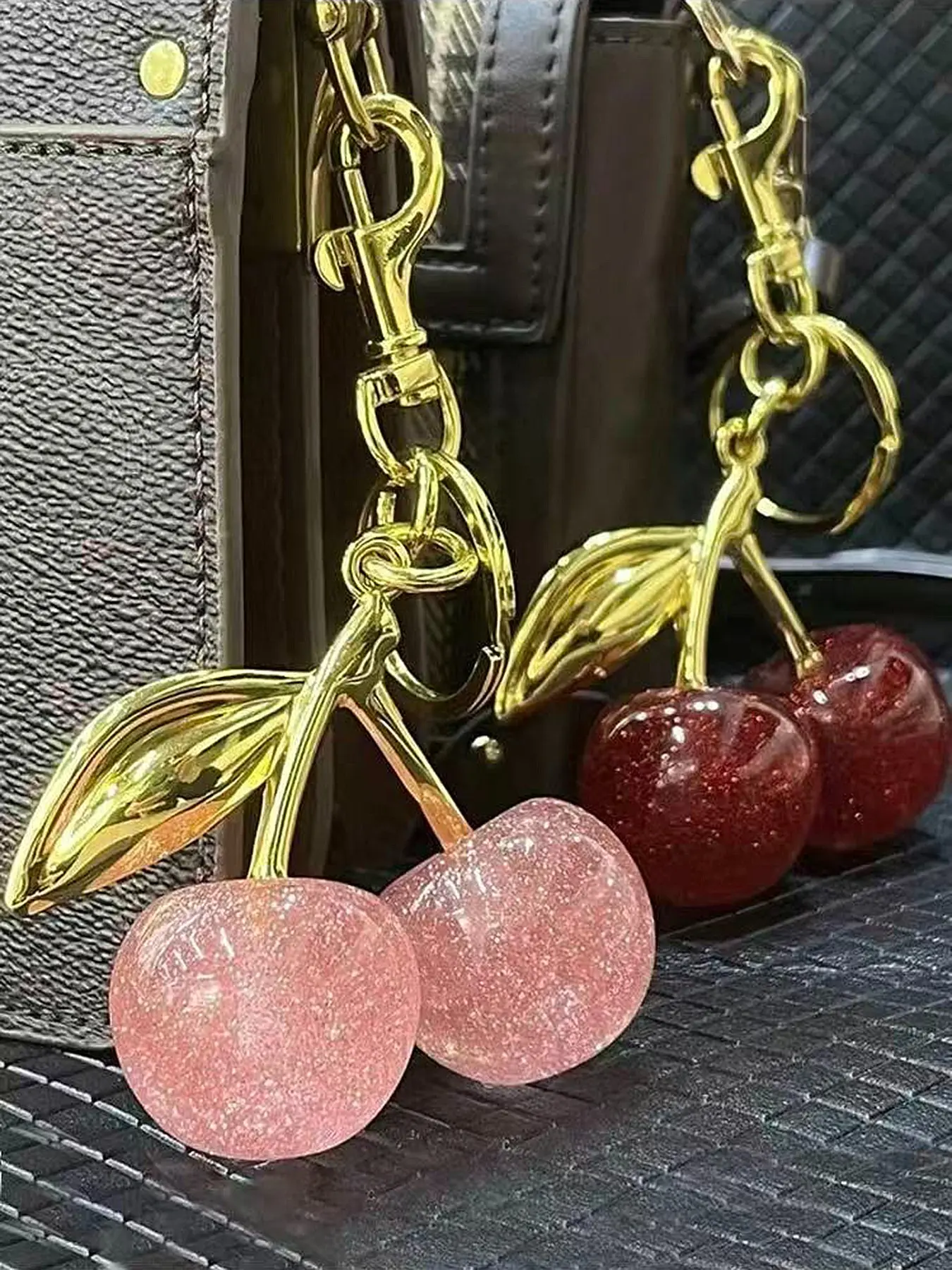 Sweet and lovely cherry shaped pendant, personality pendant, sparkling pink appearance, can be used as a bag pendant, keychain, Fruit keychain, Keychain Accessory, suitable for decoration during dates, commutes, and gatherings
