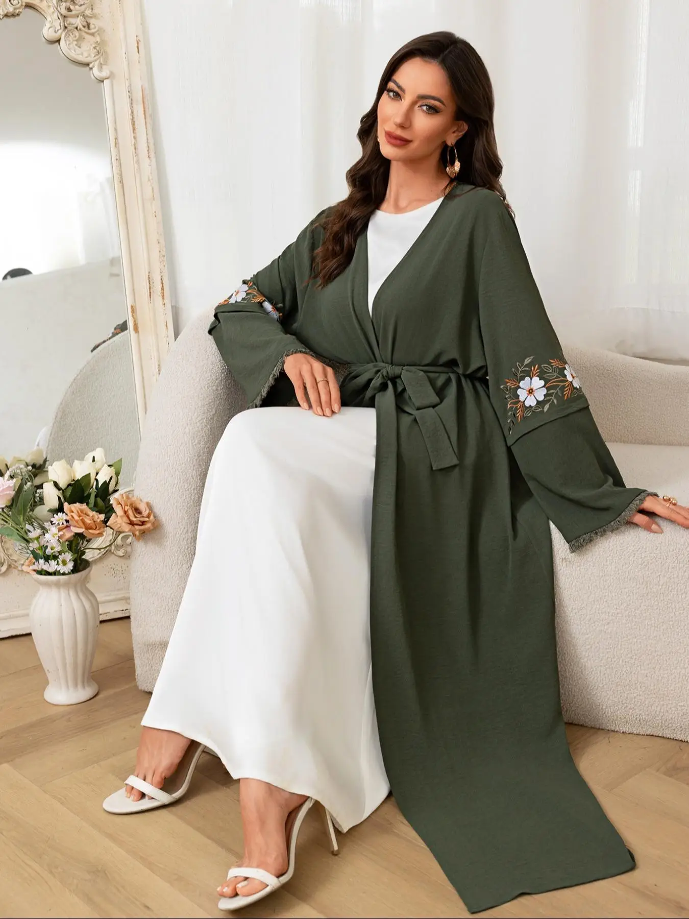 Women's Floral Embroidery Belted Abaya, Modest Muslim Long Sleeve Abaya for Daily Wear, Ladies Islamic Clothing for All Seasons
