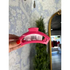 Open bikini boardroom medium hair clip