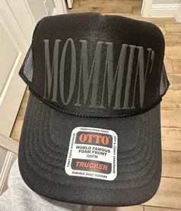 MOMMIN’ Black puff Trucker Hat