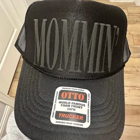 MOMMIN’ Black puff Trucker Hat