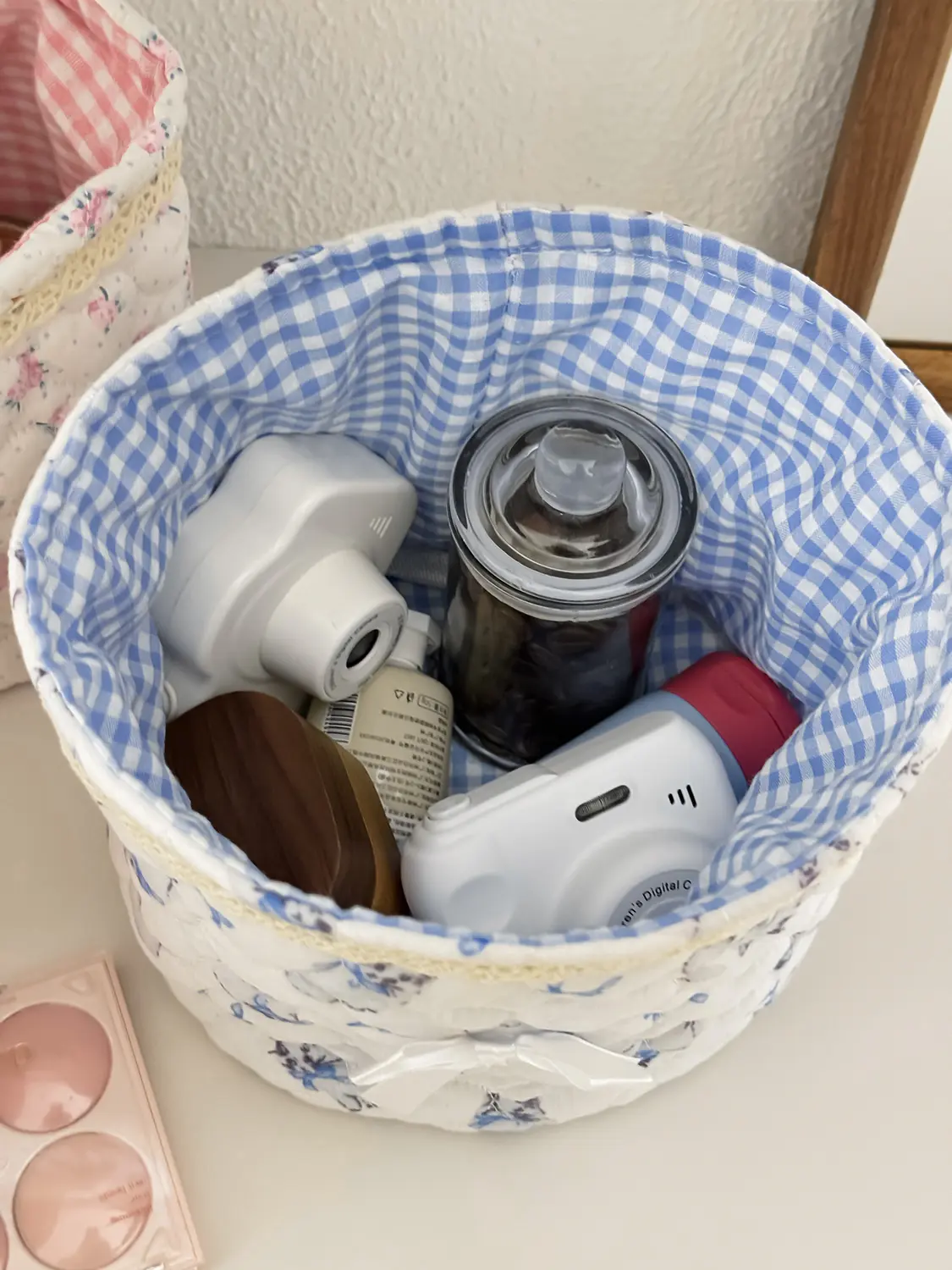 Cute lace bow patchwork storage basket, round fabric desktop organizer box, Instagram-style plaid print storage bin, soft padded makeup storage box, attractive pink bow storage bucket, foldable desktop storage basket Cute lace bow patchwork storage basket, round fabric desktop organizer box, Instagram-style plaid print storage bin, soft padded makeup storage box, attractive pink bow storage bucket, foldable desktop storage basket