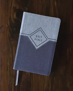 NIV Premium Gift Bible: Elegant Black/Gray Leathersoft with Red Letter Text & Comfort Print Imitation Leather