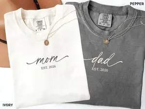 Comfort Colors Mom Dad T-Shirt, Matching Est 2026 Outfit, Custom Pregnancy Reveal Gift, Trendy Maternity Shirt, Baby Announcement, Mother's Day Gift, Father's Day Gift