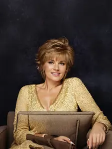 8 Inch Short Layered High-Temperature Fiber Synthetic Wig, Golden Gradient, Women's Curly Bangs, Realistic Look, All Seasons, Synthetic Material Wigs