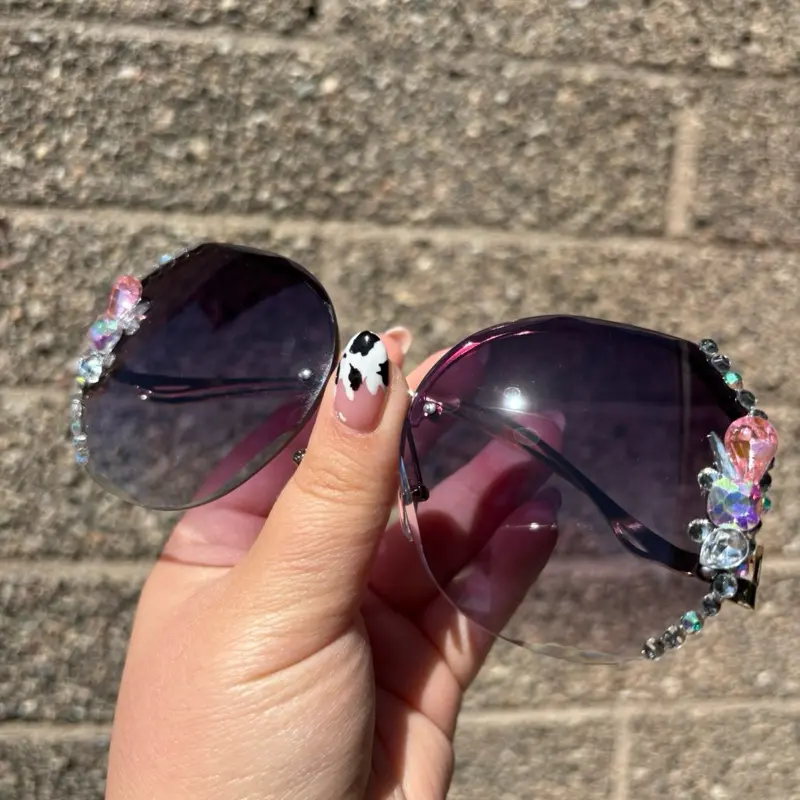 Viral Fashion Sunglasses with Sparkling Bead Accents – Slay Every Fit Stylish Accessory for Fashion Enthusiasts