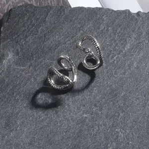 Snake-shaped ear clips for men and women, no piercing, painless ear clips, daily commuting gifts