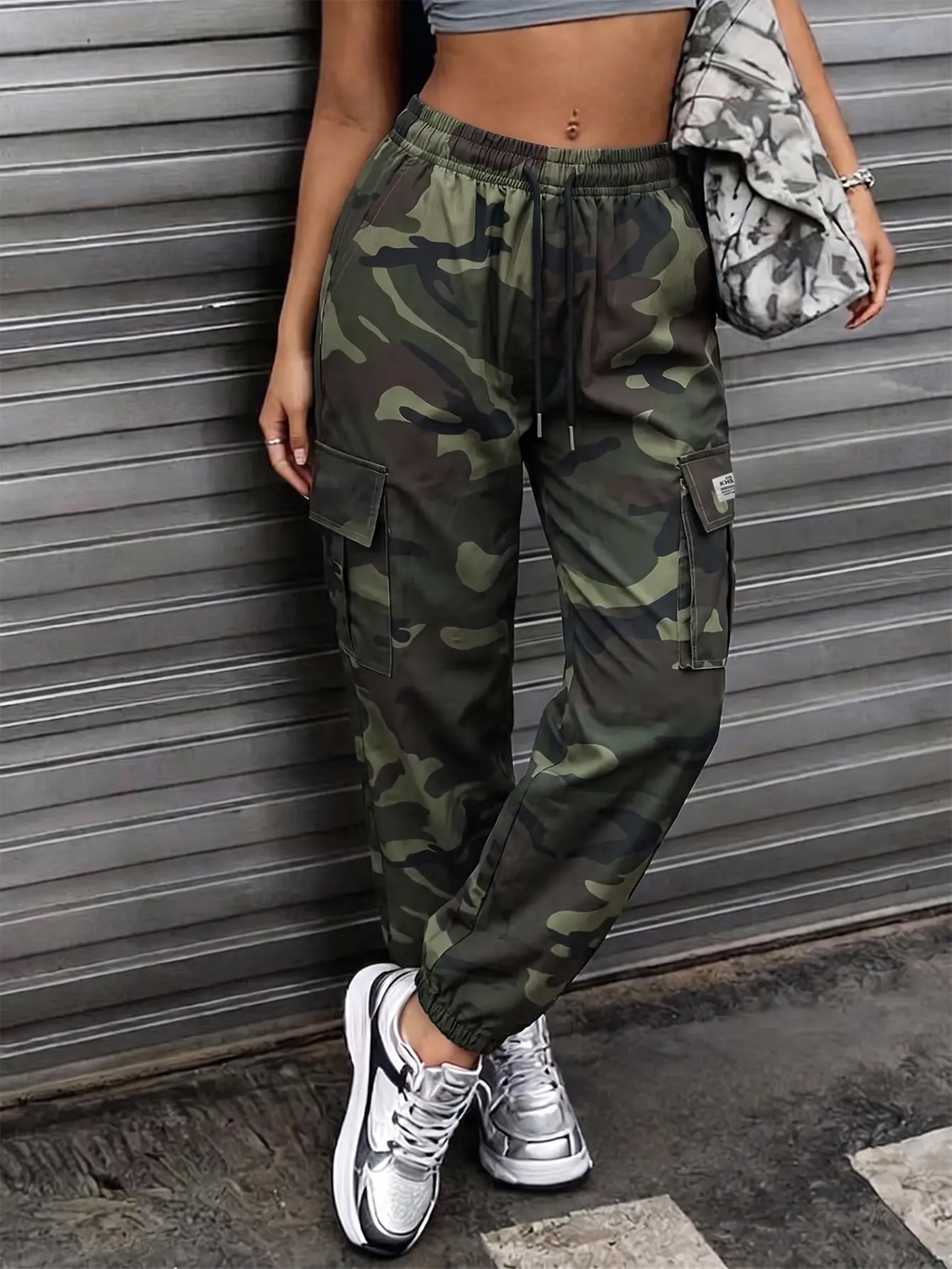 Spring/Summer women’s cargo pants, long camouflage khaki design; casual multi-pocket military style with a drawstring elastic waistband; comfortable loose athletic pants suitable for everyday wear.