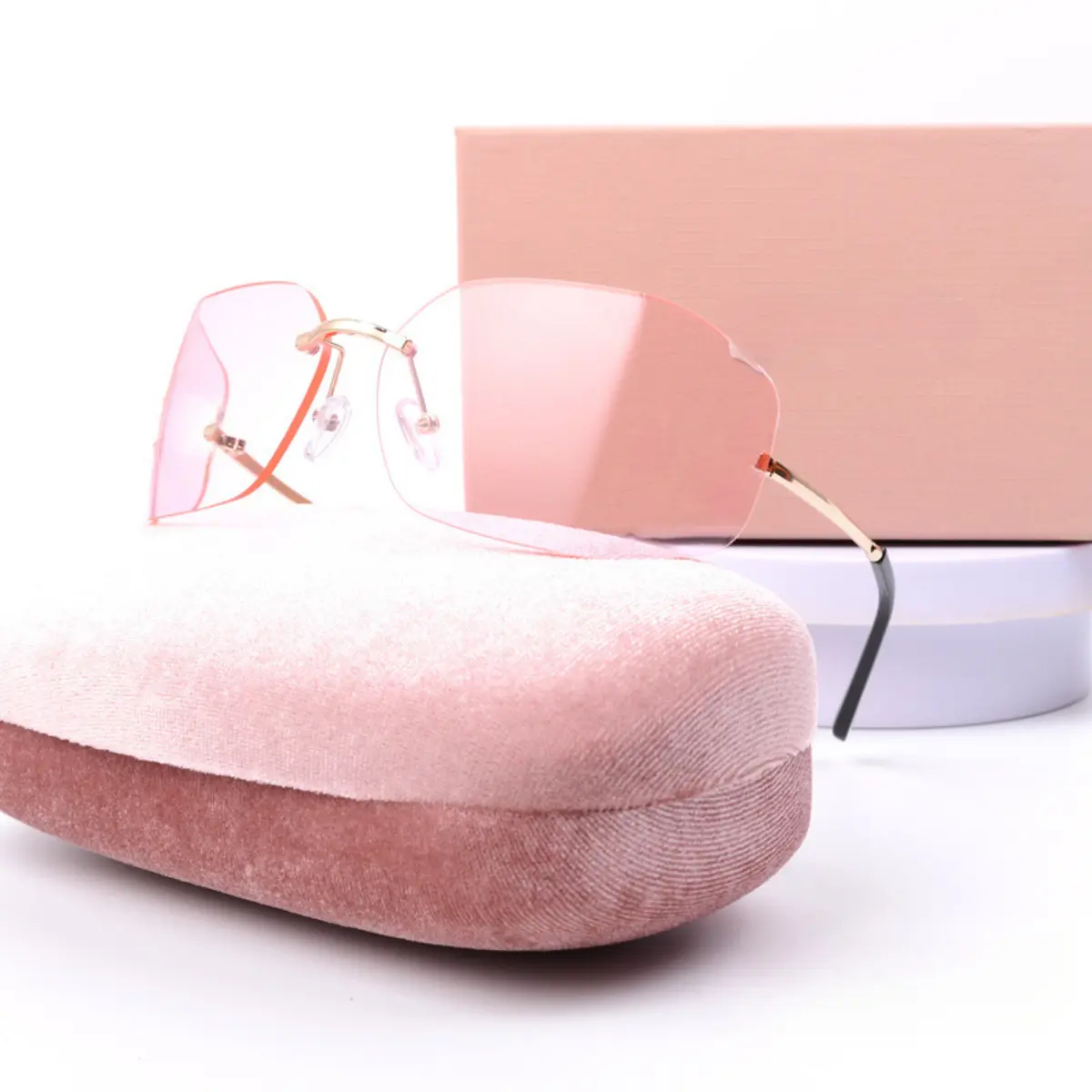 Stylish Y2K Classic Rimless Shade Sunglasses Curved Slim Metal Stem UV400 Eyewear Leisure Outdoor City Styling Accessory Hand Refined Lens Edge Ultra Light Skin Friendly Nose Support Timeless Structure Shades Build Soft Casual Outfit Vibe
