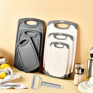 Plastic cutting board 4-piece set, anti-slip particle design, can be hung and stored, the surface is designed with a raised water-retaining groove, and comes with a peeler. It is suitable for pre-meal preparation of meat, fruits, vegetables, etc.