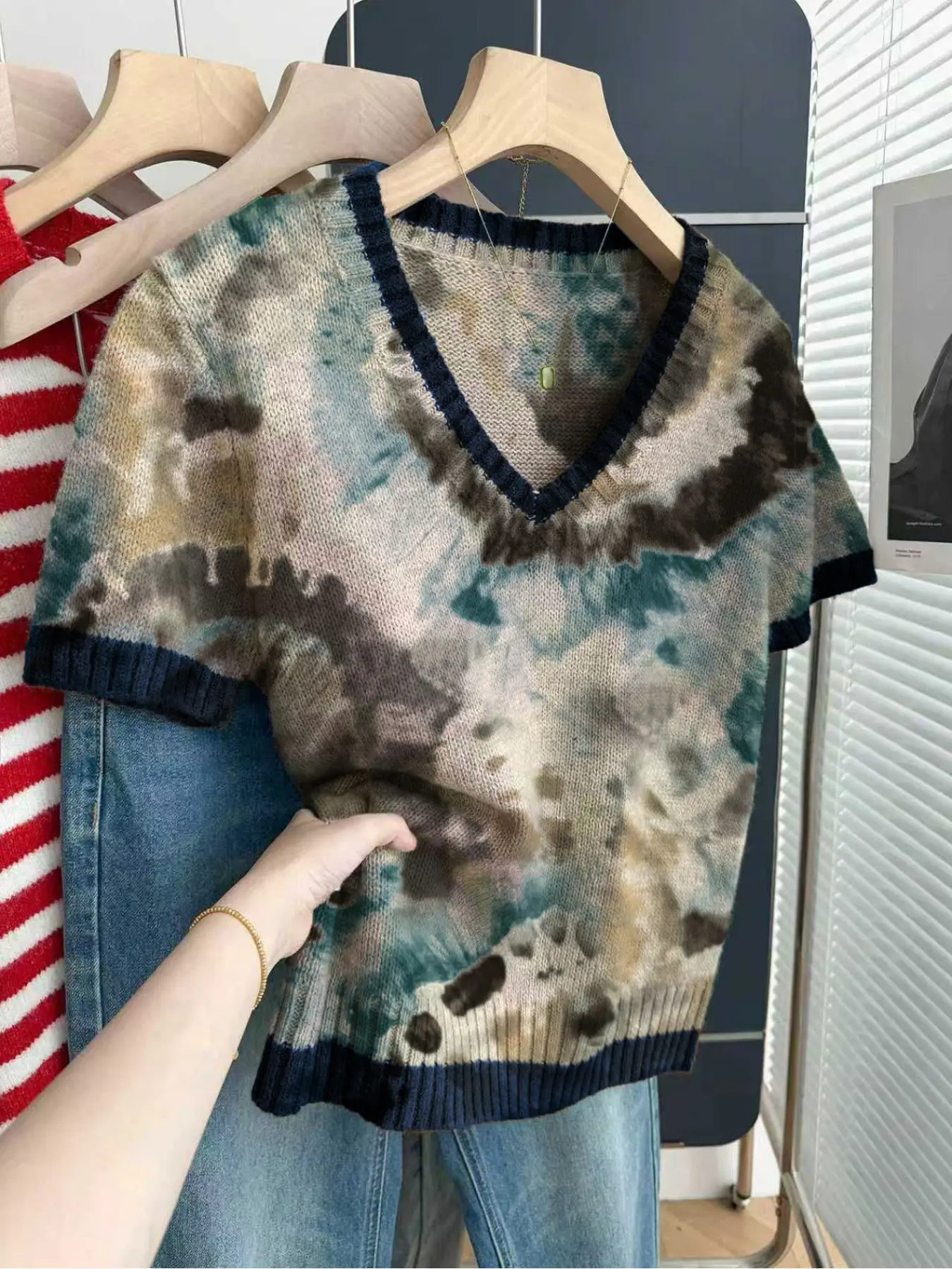 Casual loose V-neck short-sleeve knit top with contrast trim and printed pattern. Perfect for spring andsummer, ideal for women's daily wear. Available in khaki and other styles. Knitwear Womenswear Knit Clothing