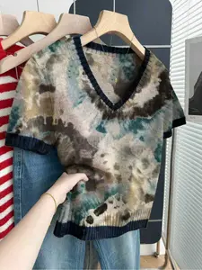Casual loose V-neck short-sleeve knit top with contrast trim and printed pattern. Perfect for spring andsummer, ideal for women's daily wear. Available in khaki and other styles. Knitwear Womenswear Knit Clothing