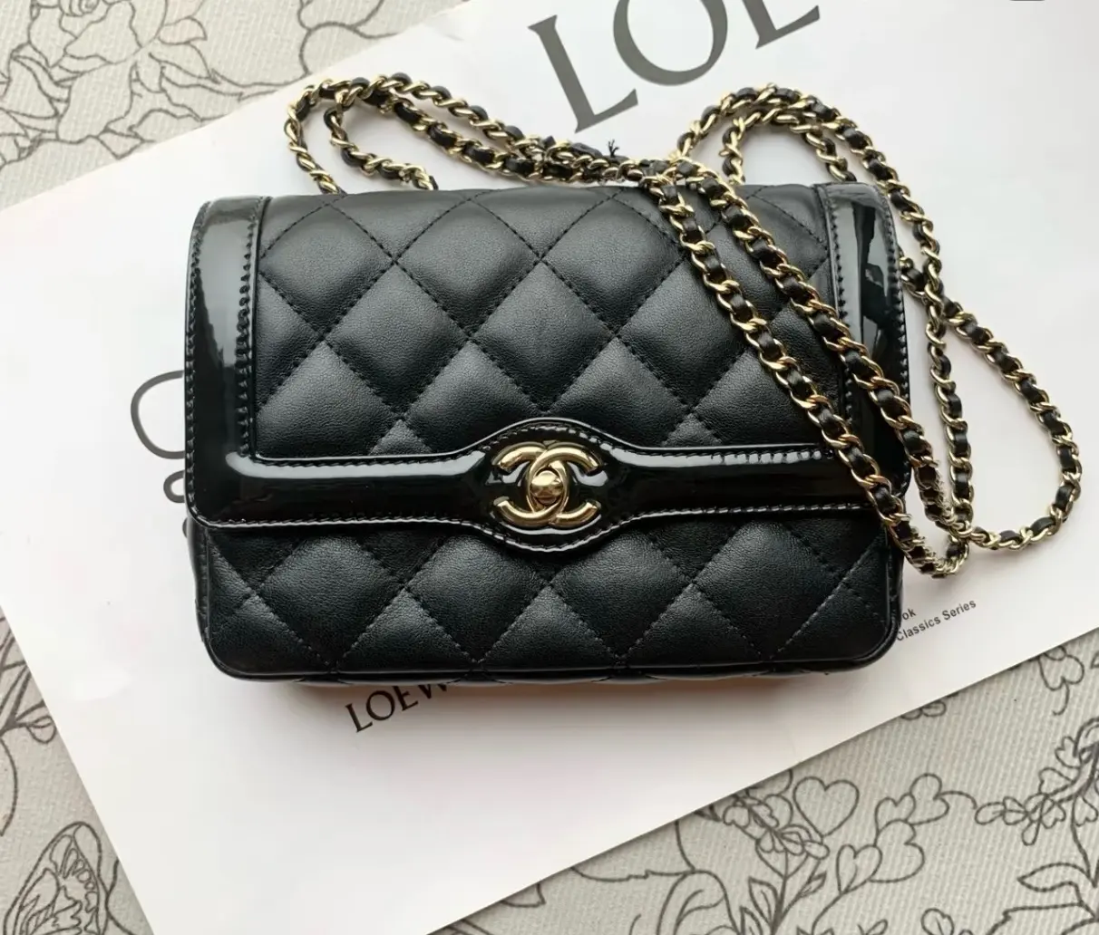 Pre-owned CHANEL 24B Small Classic Flap Black Patent & Leather Mix Gold Hardware 2600239