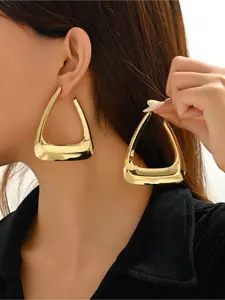 1 Pair of Minimalist Metal Triangle Earrings, Large-sized Glossy Gold/silver Earrings, High-end European and American Style Stud Earrings, Eye-catching Accessories for Daily Commutes and Parties, Suitable for Women To Wear Daily