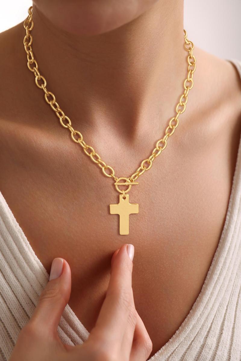 Gold Chunky Cross Necklace for Women Statement Cross Pendant Necklace Layered Hammered Bold Cross Necklace Vintage Toggle Clasp Necklace Jewelry