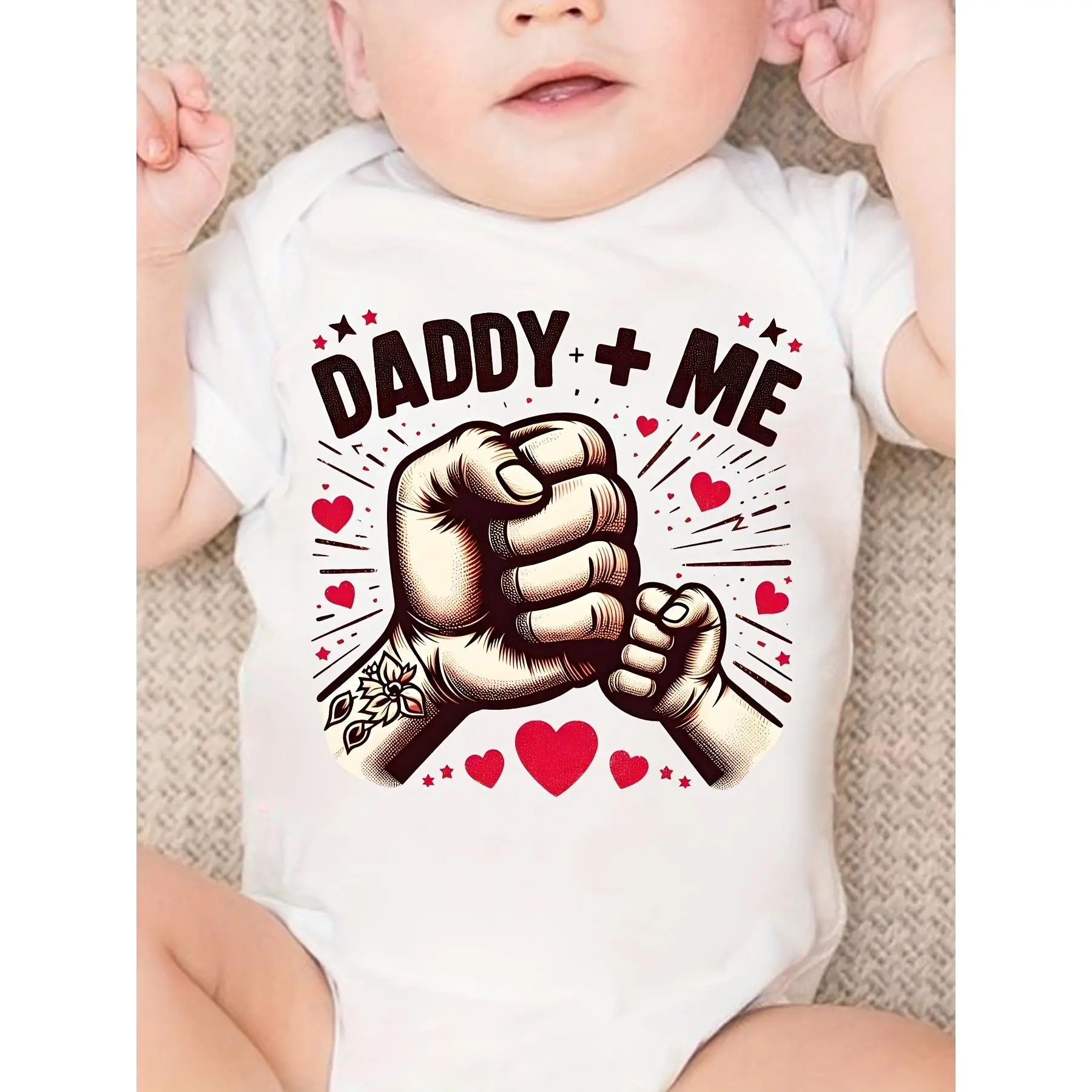 Daddy + Me" Cute Short-Sleeve Onesie for Youngsters - Boys & Girls, Polyester, Casual Style, Letter Print with Fist Bump Graphic, Ideal for Summer, Yo