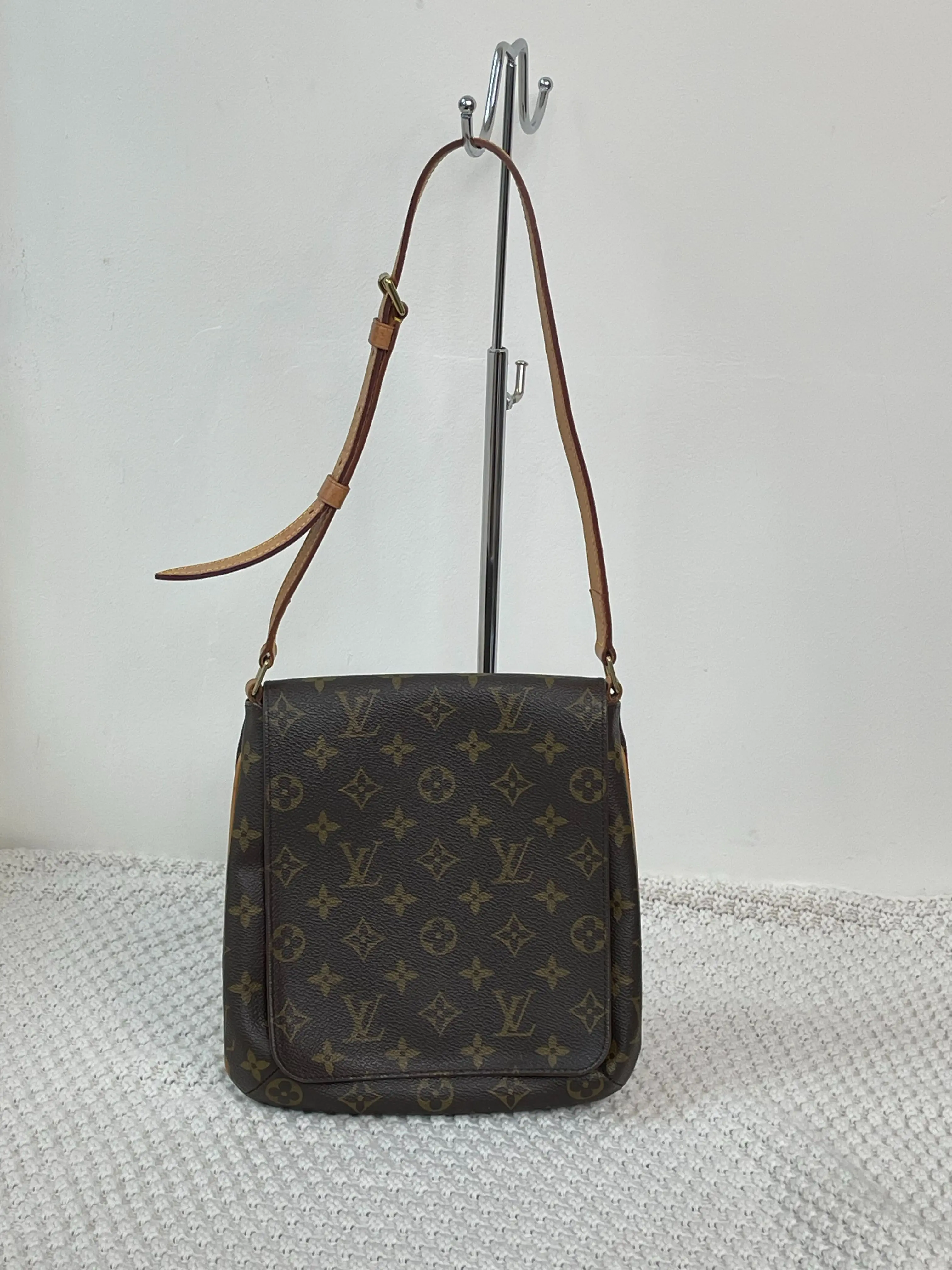 Pre-owned Louis Vuitton Monogram Musette Salsa Shoulder Bag Fashionable Bags with Adjustable Vachetta Strap, Classic Design, Versatile Use