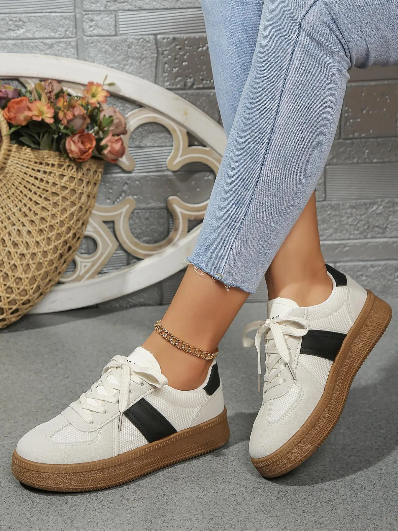 Women's Letter Patched Lace Up Low Top Skate Shoes, Casual Comfortable Platform Shoes for Daily Wear, Female Round Toe Casual Sneakers for All Seasons