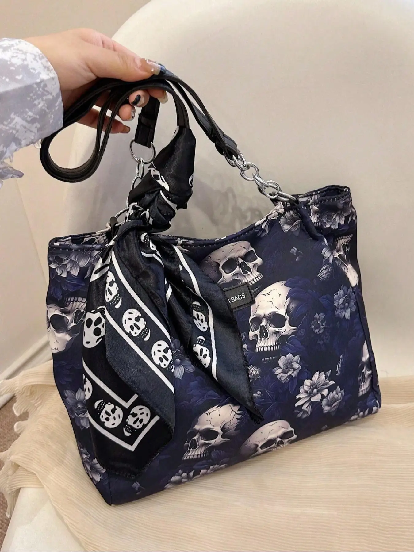 Women's Halloween Fashion Random Skull Print Tote Bag, Casual Versatile Zipper Shoulder Bag, Trendy All-match Bag for Daily Use